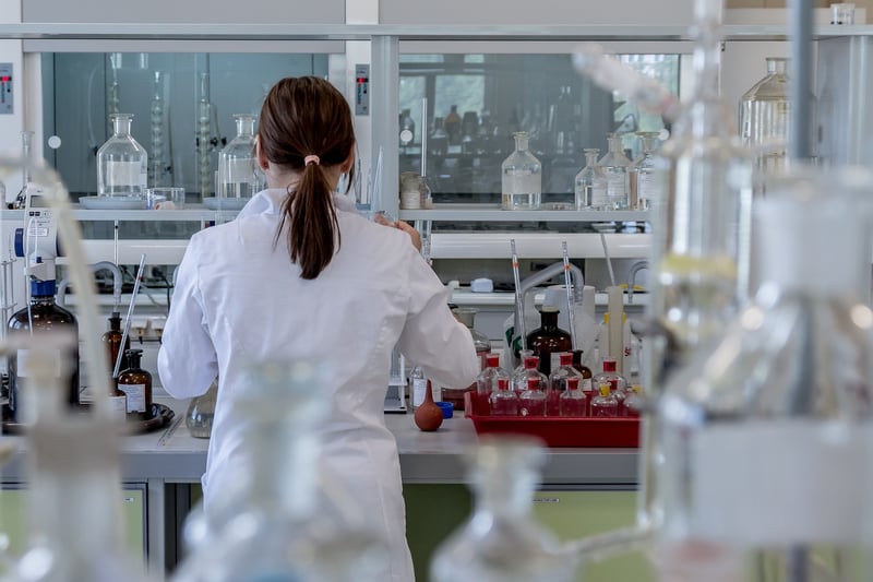 Signalétique hôpital pour entreprise à Nantes : 5 solutions clés en 2026