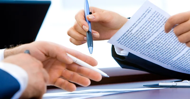 Comment signer p.o. concrètement, selon les situations ?
